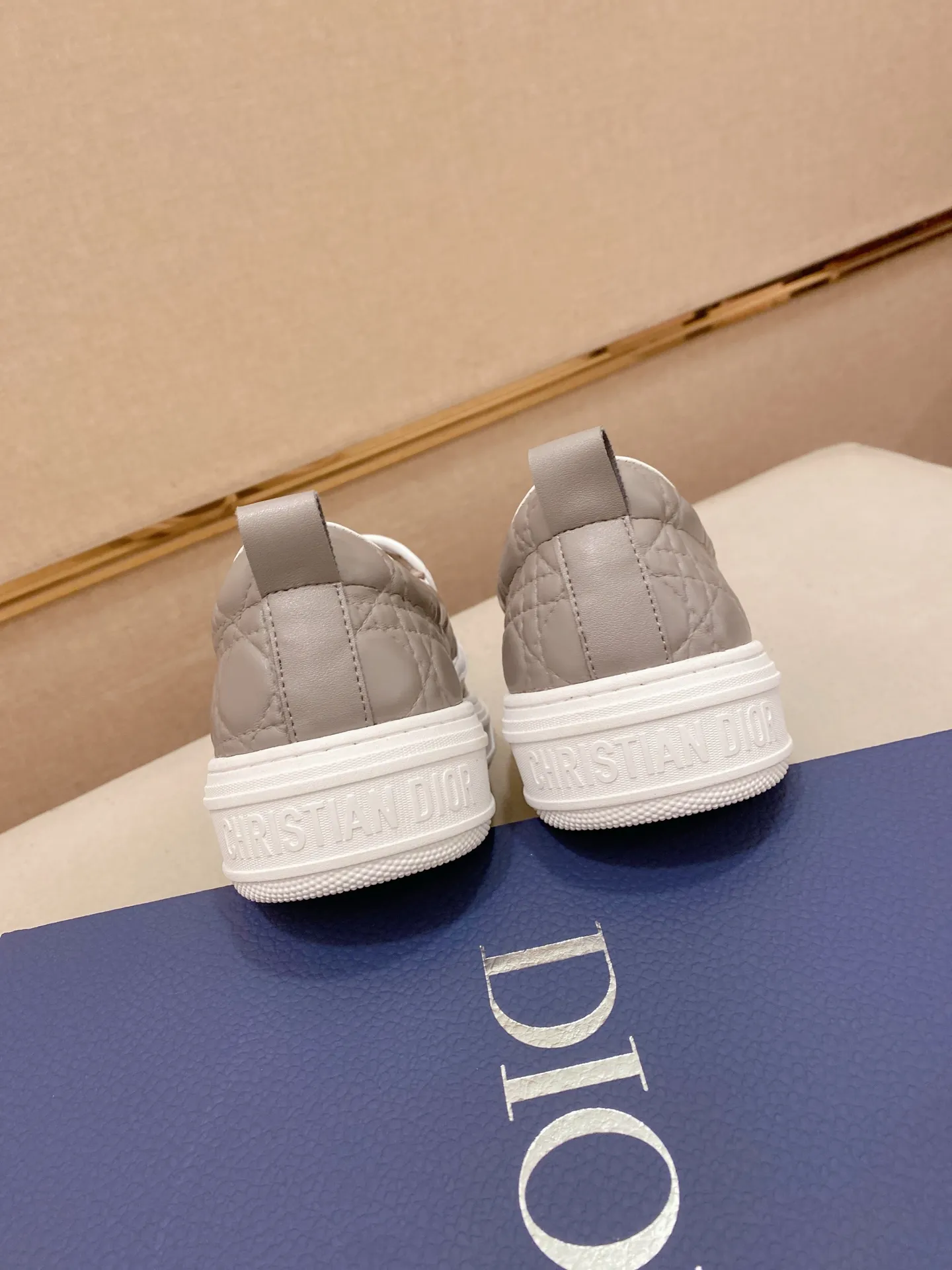 Factory price: 380💰 (leather lining * velvet lining optional) [Dior·Dio*] new casual sports style men's shoes, brand new design, perfect workmanship, slip-on lazy style to create cabinet quality, upper: imported first-layer cowhide, sheepskin lining is soft and comfortable, ultra-light rubber wear-resistant outsole, simple, versatile men's shoes, size: 39-44. Can be customized.45.46.47